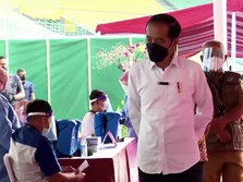 Jokowi Tinjau Vaksinasi Karyawan Bank Hingga Asuransi di GBK