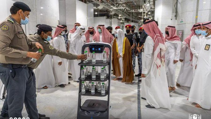 Robot pembawa air zamzam di Masjidil Haram. (Dok: Tangkapan layar Arab News)