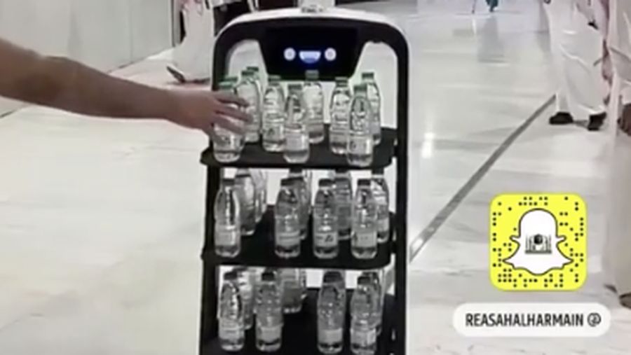 Robot pembawa air zamzam di Masjidil Haram. (Dok: Tangkapan layar Arab News)