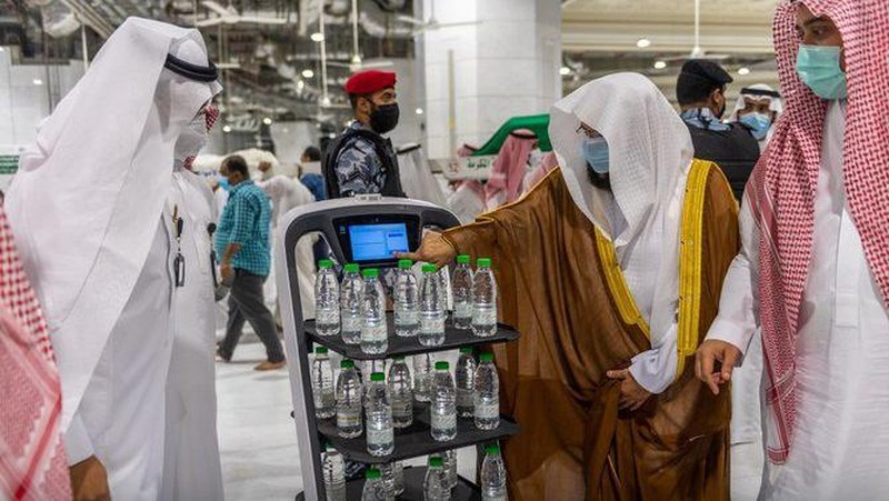 Robot pembawa air zamzam di Masjidil Haram. (Dok: Tangkapan layar Arab News)