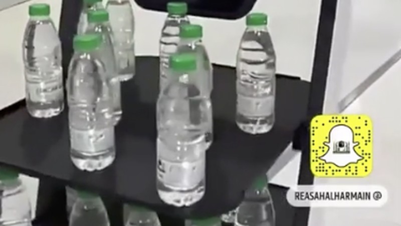 Robot pembawa air zamzam di Masjidil Haram. (Dok: Tangkapan layar Arab News)
