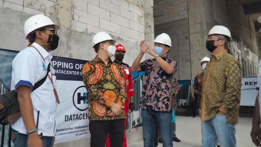 Topping off (penutupan atap) gedung data center pertama H2 DCII, Karawang, 14 Juni 2021/DCII