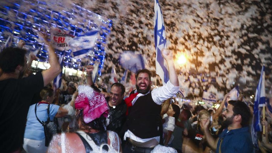 Warga Israel rayakan lengsernya Benjamin Netanyahu. (AP/Oded Balilty)