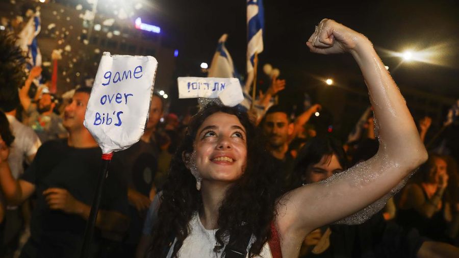 Warga Israel rayakan lengsernya Benjamin Netanyahu. (AP/Oded Balilty)