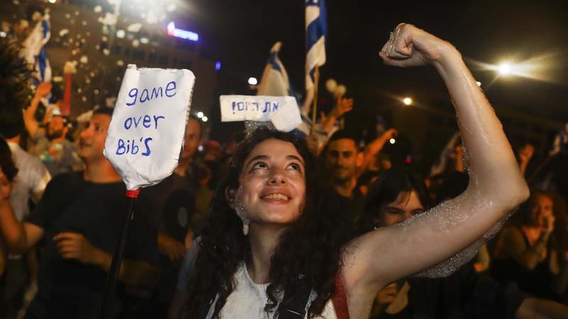 Warga Israel rayakan lengsernya Benjamin Netanyahu. (AP/Oded Balilty)