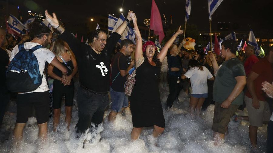 Warga Israel rayakan lengsernya Benjamin Netanyahu. (AP/Oded Balilty)