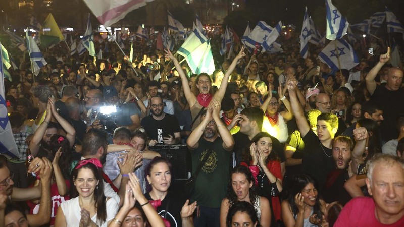 Warga Israel rayakan lengsernya Benjamin Netanyahu. (AP/Oded Balilty)