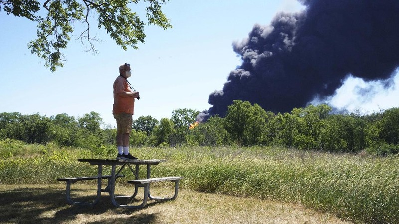 Pabrik Kimia meledak di AS. (Stacey Wescott/Chicago Tribune via AP)