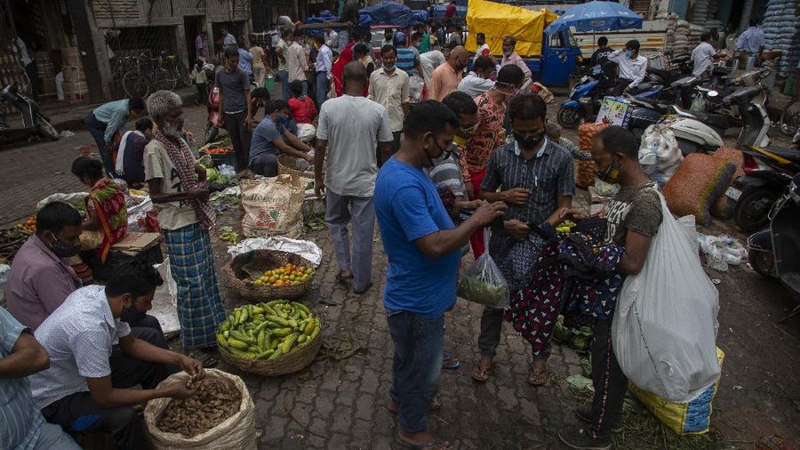 Pelonggaran lockdown di India. (AP/Channi Anand)
