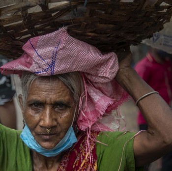 Menyemut! Lockdown Dilonggarkan, Pasar India Padat Merayap