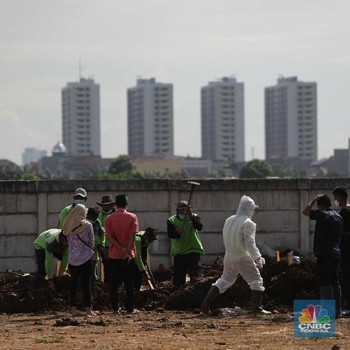Intip TPU Rorotan yang Kembali Ramai Jenazah Pasien Covid-19