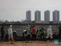 Intip TPU Rorotan yang Kembali Ramai Jenazah Pasien Covid-19