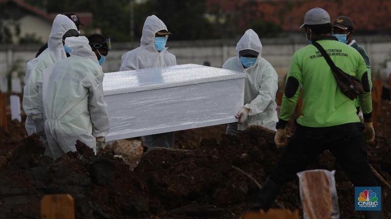 Pemakaman Covid-19 di Rorotan, Jakarta Utara, Selasa (15/6/2021). (CNBC Indonesia/Muhammad Sabki)