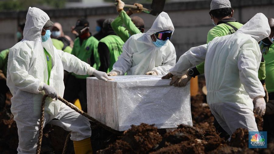 Pemakaman Covid-19 di Rorotan, Jakarta Utara, Selasa (15/6/2021). (CNBC Indonesia/Muhammad Sabki)