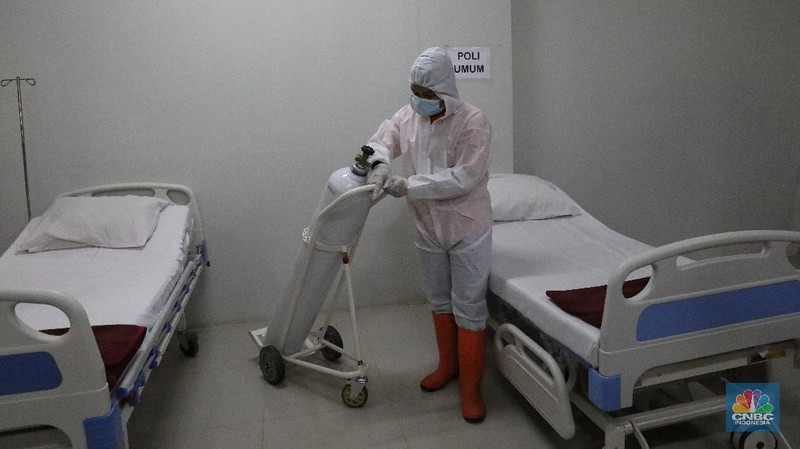 Petugas mempersiapkan kamar yang akan digunakan sebagai ruang perawatan di Tower 8 di Wisma Atlet Pademangan, Jakarta Utara, Selasa, (15/6/2021).