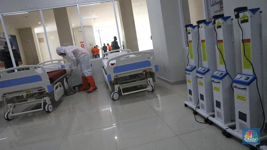 Petugas mempersiapkan kamar yang akan digunakan sebagai ruang perawatan di Tower 8 di Wisma Atlet Pademangan, Jakarta Utara, Selasa, (15/6/2021).
