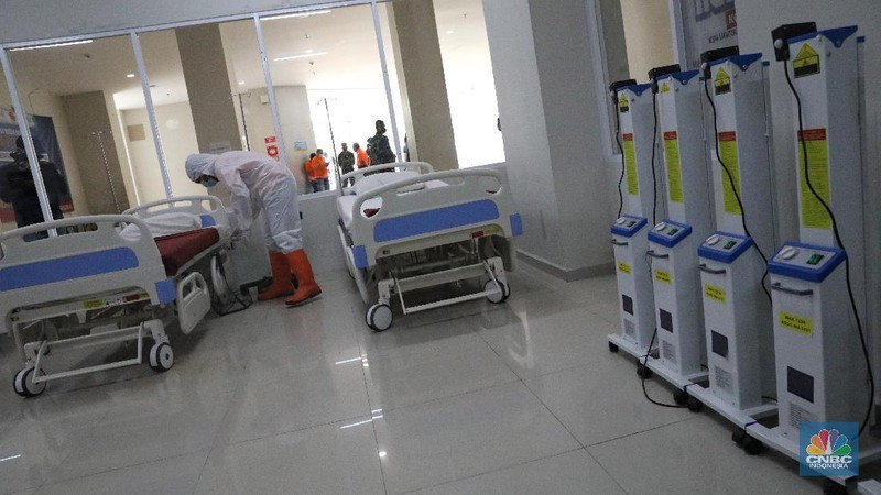 Petugas mempersiapkan kamar yang akan digunakan sebagai ruang perawatan di Tower 8 di Wisma Atlet Pademangan, Jakarta Utara, Selasa, (15/6/2021).