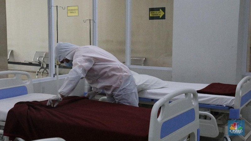 Petugas mempersiapkan kamar yang akan digunakan sebagai ruang perawatan di Tower 8 di Wisma Atlet Pademangan, Jakarta Utara, Selasa, (15/6/2021).