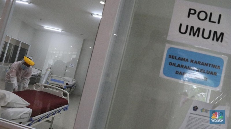 Petugas mempersiapkan kamar yang akan digunakan sebagai ruang perawatan di Tower 8 di Wisma Atlet Pademangan, Jakarta Utara, Selasa, (15/6/2021).