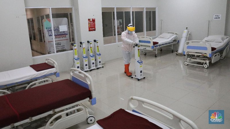 Petugas mempersiapkan kamar yang akan digunakan sebagai ruang perawatan di Tower 8 di Wisma Atlet Pademangan, Jakarta Utara, Selasa, (15/6/2021).