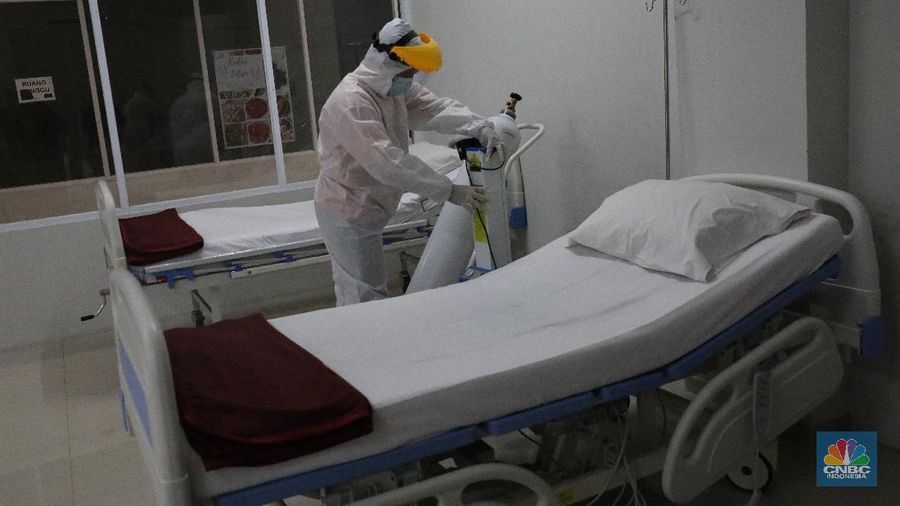 Petugas mempersiapkan kamar yang akan digunakan sebagai ruang perawatan di Tower 8 di Wisma Atlet Pademangan, Jakarta Utara, Selasa, (15/6/2021).