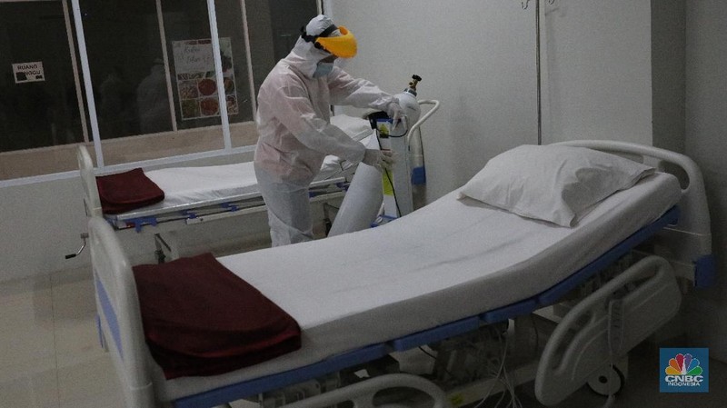 Petugas mempersiapkan kamar yang akan digunakan sebagai ruang perawatan di Tower 8 di Wisma Atlet Pademangan, Jakarta Utara, Selasa, (15/6/2021).