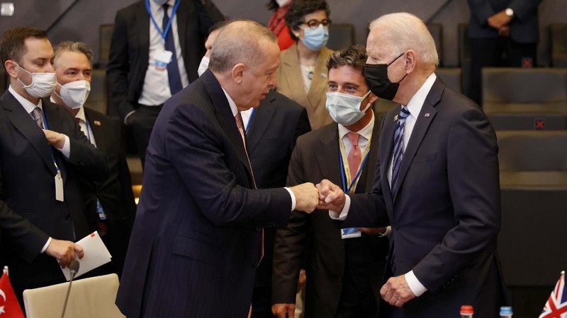 Presiden AS Joe Biden bertemu dengan Presiden Turki Recep Tayyip Erdogan pada pleno KTT NATO di Brussels. (AP/Olivier Matthys)