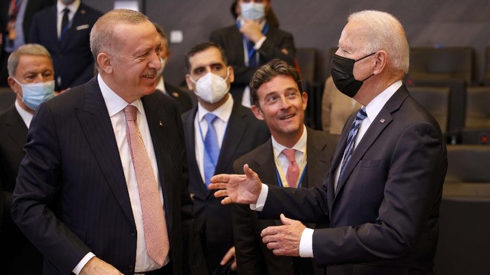 Presiden AS Joe Biden bertemu dengan Presiden Turki Recep Tayyip Erdogan pada pleno KTT NATO di Brussels. (AP/Olivier Matthys)
