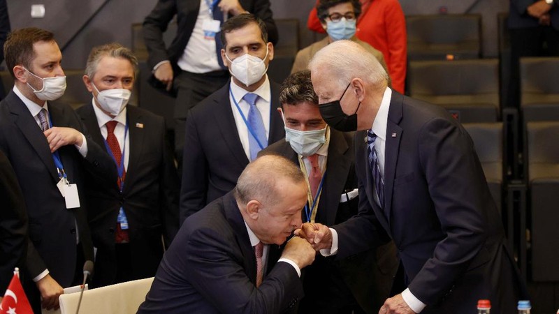 Presiden AS Joe Biden bertemu dengan Presiden Turki Recep Tayyip Erdogan pada pleno KTT NATO di Brussels. (AP/Olivier Matthys)
