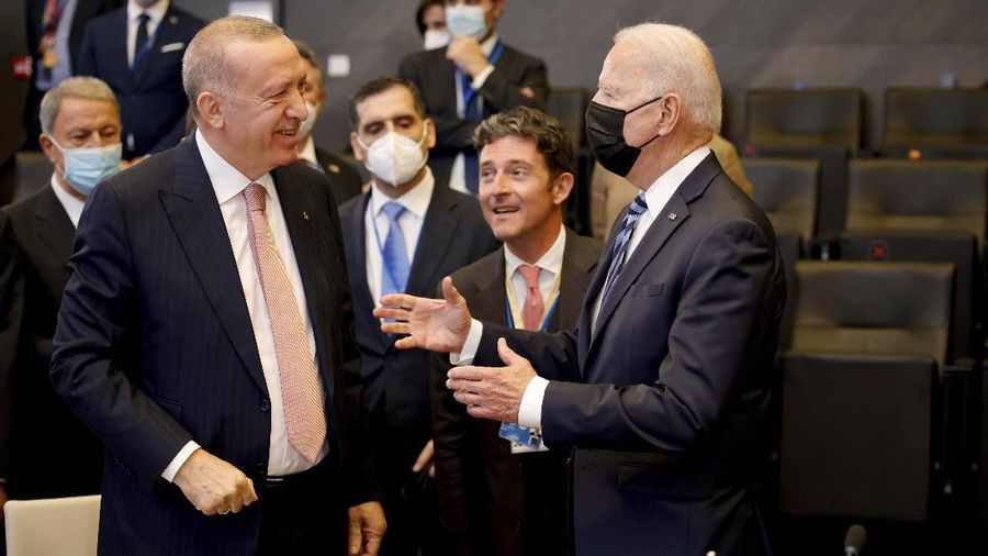 Presiden AS Joe Biden bertemu dengan Presiden Turki Recep Tayyip Erdogan pada pleno KTT NATO di Brussels. (AP/Olivier Matthys)