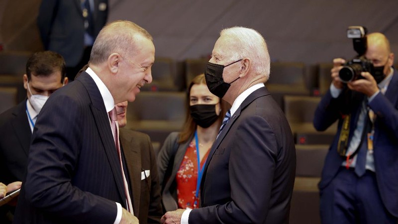 Presiden AS Joe Biden bertemu dengan Presiden Turki Recep Tayyip Erdogan pada pleno KTT NATO di Brussels. (AP/Olivier Matthys)