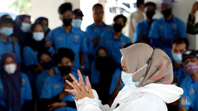 RSUD Koja memberi pembekalan standar perlengkapan penanganan COVID-19 kepada para pekerja rusun Nagrak, Cilincing, Jakarta Utara, Selasa, (15/6/2021). (CNBC Indonesia/Muhammad Sabki)
