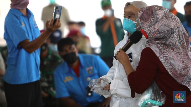 RSUD Koja memberi pembekalan standar perlengkapan penanganan COVID-19 kepada para pekerja rusun Nagrak, Cilincing, Jakarta Utara, Selasa, (15/6/2021). (CNBC Indonesia/Muhammad Sabki)