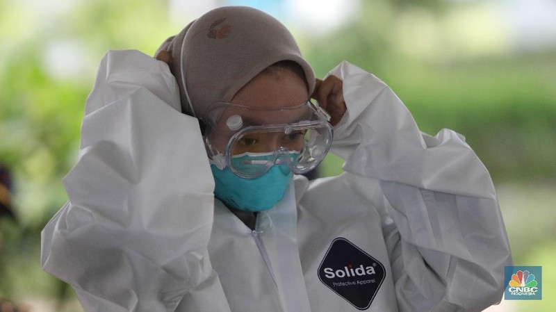 RSUD Koja memberi pembekalan standar perlengkapan penanganan COVID-19 kepada para pekerja rusun Nagrak, Cilincing, Jakarta Utara, Selasa, (15/6/2021). (CNBC Indonesia/Muhammad Sabki)