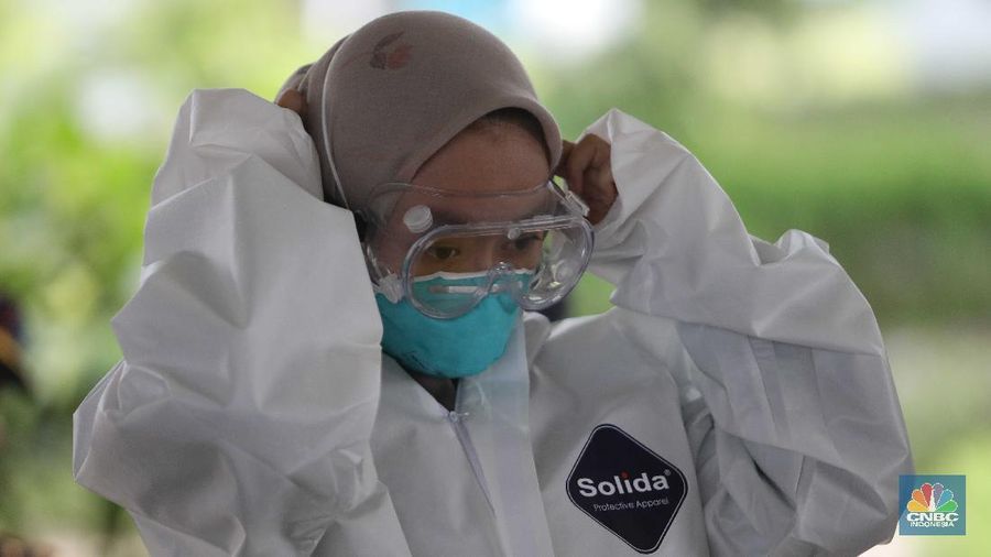 RSUD Koja memberi pembekalan standar perlengkapan penanganan COVID-19 kepada para pekerja rusun Nagrak, Cilincing, Jakarta Utara, Selasa, (15/6/2021). (CNBC Indonesia/Muhammad Sabki)