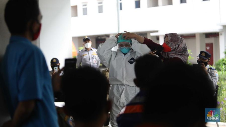 RSUD Koja memberi pembekalan standar perlengkapan penanganan COVID-19 kepada para pekerja rusun Nagrak, Cilincing, Jakarta Utara, Selasa, (15/6/2021). (CNBC Indonesia/Muhammad Sabki)