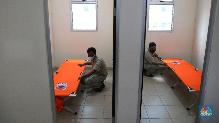 RSUD Koja memberi pembekalan standar perlengkapan penanganan COVID-19 kepada para pekerja rusun Nagrak, Cilincing, Jakarta Utara, Selasa, (15/6/2021). (CNBC Indonesia/Muhammad Sabki)