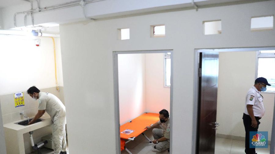 RSUD Koja memberi pembekalan standar perlengkapan penanganan COVID-19 kepada para pekerja rusun Nagrak, Cilincing, Jakarta Utara, Selasa, (15/6/2021). (CNBC Indonesia/Muhammad Sabki)