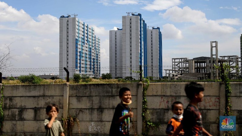 RSUD Koja memberi pembekalan standar perlengkapan penanganan COVID-19 kepada para pekerja rusun Nagrak, Cilincing, Jakarta Utara, Selasa, (15/6/2021). (CNBC Indonesia/Muhammad Sabki)