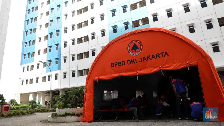 RSUD Koja memberi pembekalan standar perlengkapan penanganan COVID-19 kepada para pekerja rusun Nagrak, Cilincing, Jakarta Utara, Selasa, (15/6/2021). (CNBC Indonesia/Muhammad Sabki)