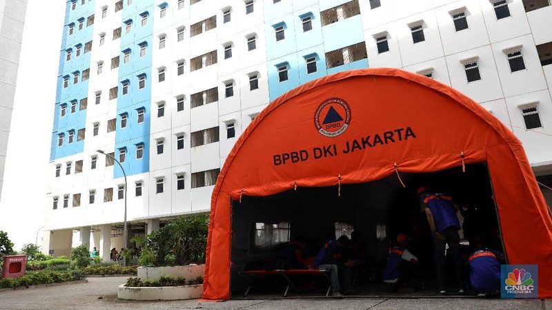 RSUD Koja memberi pembekalan standar perlengkapan penanganan COVID-19 kepada para pekerja rusun Nagrak, Cilincing, Jakarta Utara, Selasa, (15/6/2021). (CNBC Indonesia/Muhammad Sabki)