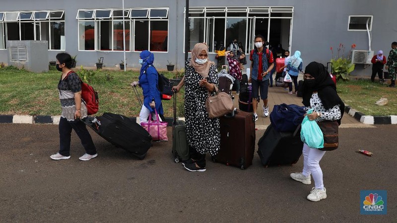 Sejumlah Pekerja Migran Indonesia (PMI) meninggalkan Rumah Sakit Darurat Covid-19 (RSDC) Wisma Atlet Pademangan, Jakarta Utara, usai menjalani karantina, Selasa (15/6/2021). (CNBC Indonesia/Andrean Kristianto)