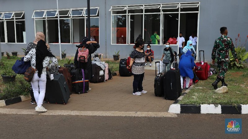 Sejumlah Pekerja Migran Indonesia (PMI) meninggalkan Rumah Sakit Darurat Covid-19 (RSDC) Wisma Atlet Pademangan, Jakarta Utara, usai menjalani karantina, Selasa (15/6/2021). (CNBC Indonesia/Andrean Kristianto)