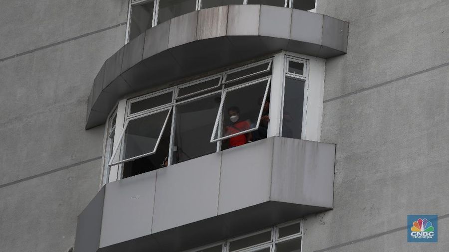 Sejumlah Pekerja Migran Indonesia (PMI) meninggalkan Rumah Sakit Darurat Covid-19 (RSDC) Wisma Atlet Pademangan, Jakarta Utara, usai menjalani karantina, Selasa (15/6/2021). (CNBC Indonesia/Andrean Kristianto)