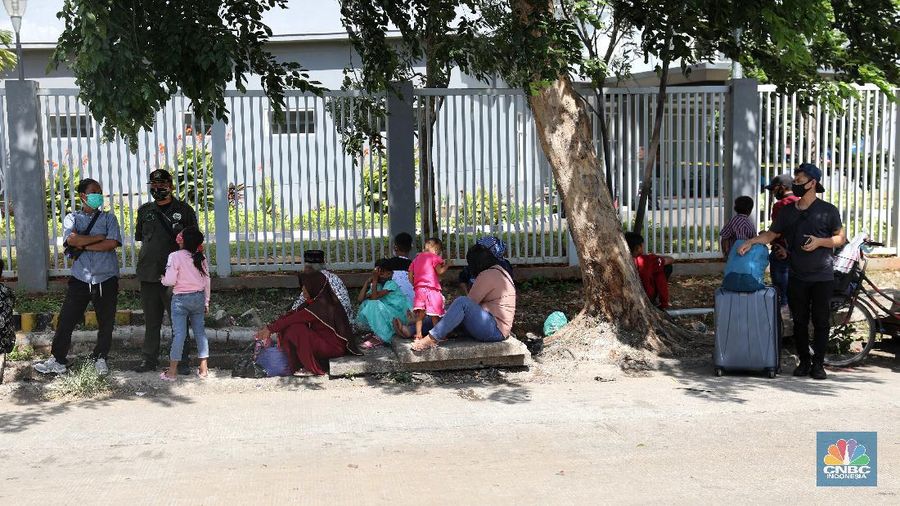 Sejumlah Pekerja Migran Indonesia (PMI) meninggalkan Rumah Sakit Darurat Covid-19 (RSDC) Wisma Atlet Pademangan, Jakarta Utara, usai menjalani karantina, Selasa (15/6/2021). (CNBC Indonesia/Andrean Kristianto)