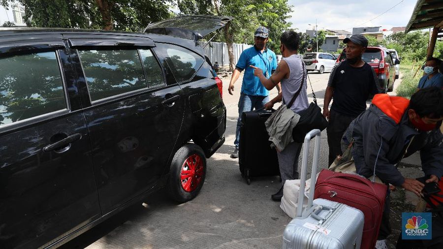 Sejumlah Pekerja Migran Indonesia (PMI) meninggalkan Rumah Sakit Darurat Covid-19 (RSDC) Wisma Atlet Pademangan, Jakarta Utara, usai menjalani karantina, Selasa (15/6/2021). (CNBC Indonesia/Andrean Kristianto)