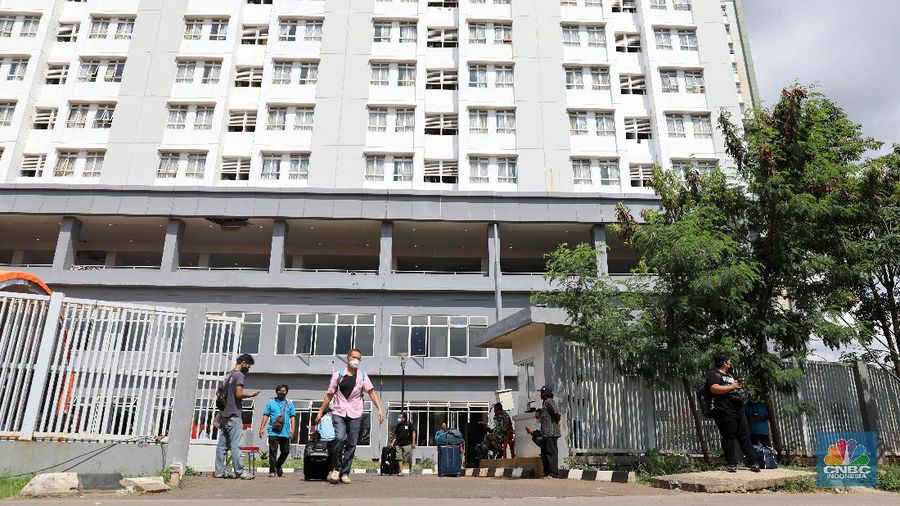 Sejumlah Pekerja Migran Indonesia (PMI) meninggalkan Rumah Sakit Darurat Covid-19 (RSDC) Wisma Atlet Pademangan, Jakarta Utara, usai menjalani karantina, Selasa (15/6/2021). (CNBC Indonesia/Andrean Kristianto)