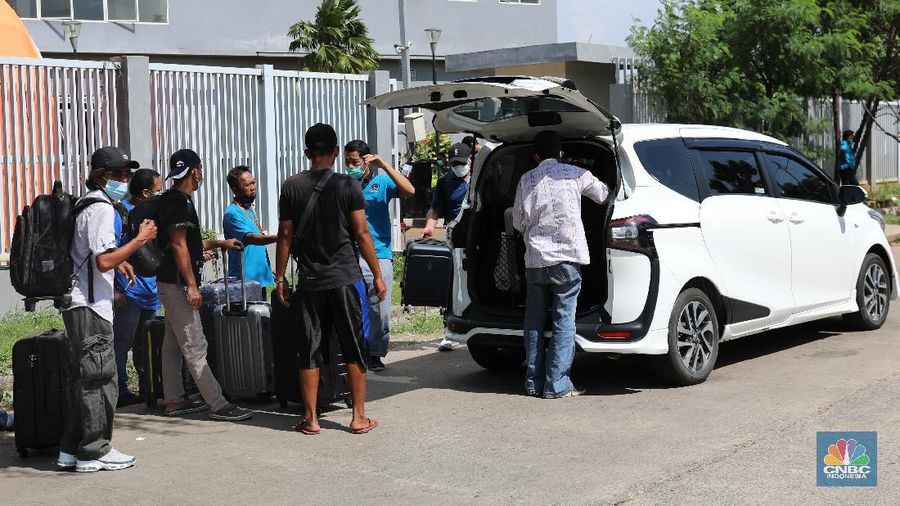 Sejumlah Pekerja Migran Indonesia (PMI) meninggalkan Rumah Sakit Darurat Covid-19 (RSDC) Wisma Atlet Pademangan, Jakarta Utara, usai menjalani karantina, Selasa (15/6/2021). (CNBC Indonesia/Andrean Kristianto)