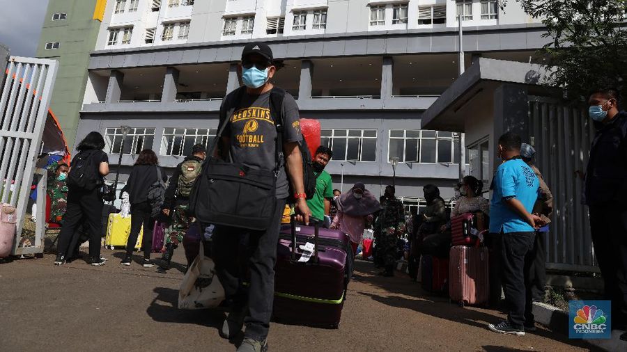 Sejumlah Pekerja Migran Indonesia (PMI) meninggalkan Rumah Sakit Darurat Covid-19 (RSDC) Wisma Atlet Pademangan, Jakarta Utara, usai menjalani karantina, Selasa (15/6/2021). (CNBC Indonesia/Andrean Kristianto)