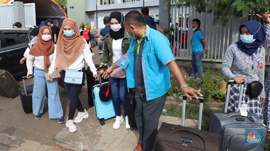 Sejumlah Pekerja Migran Indonesia (PMI) meninggalkan Rumah Sakit Darurat Covid-19 (RSDC) Wisma Atlet Pademangan, Jakarta Utara, usai menjalani karantina, Selasa (15/6/2021). (CNBC Indonesia/Andrean Kristianto)